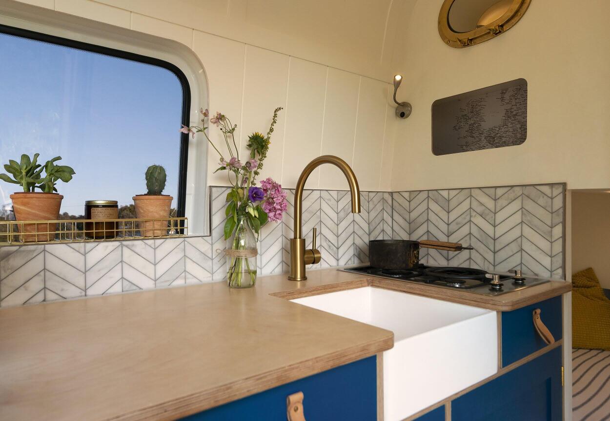 Belfast Sinks THIS MOVING HOUSE